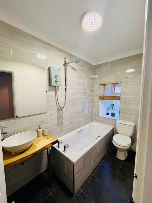 Beautiful Spacious Apartment In Town Centre オーバン エクステリア 写真